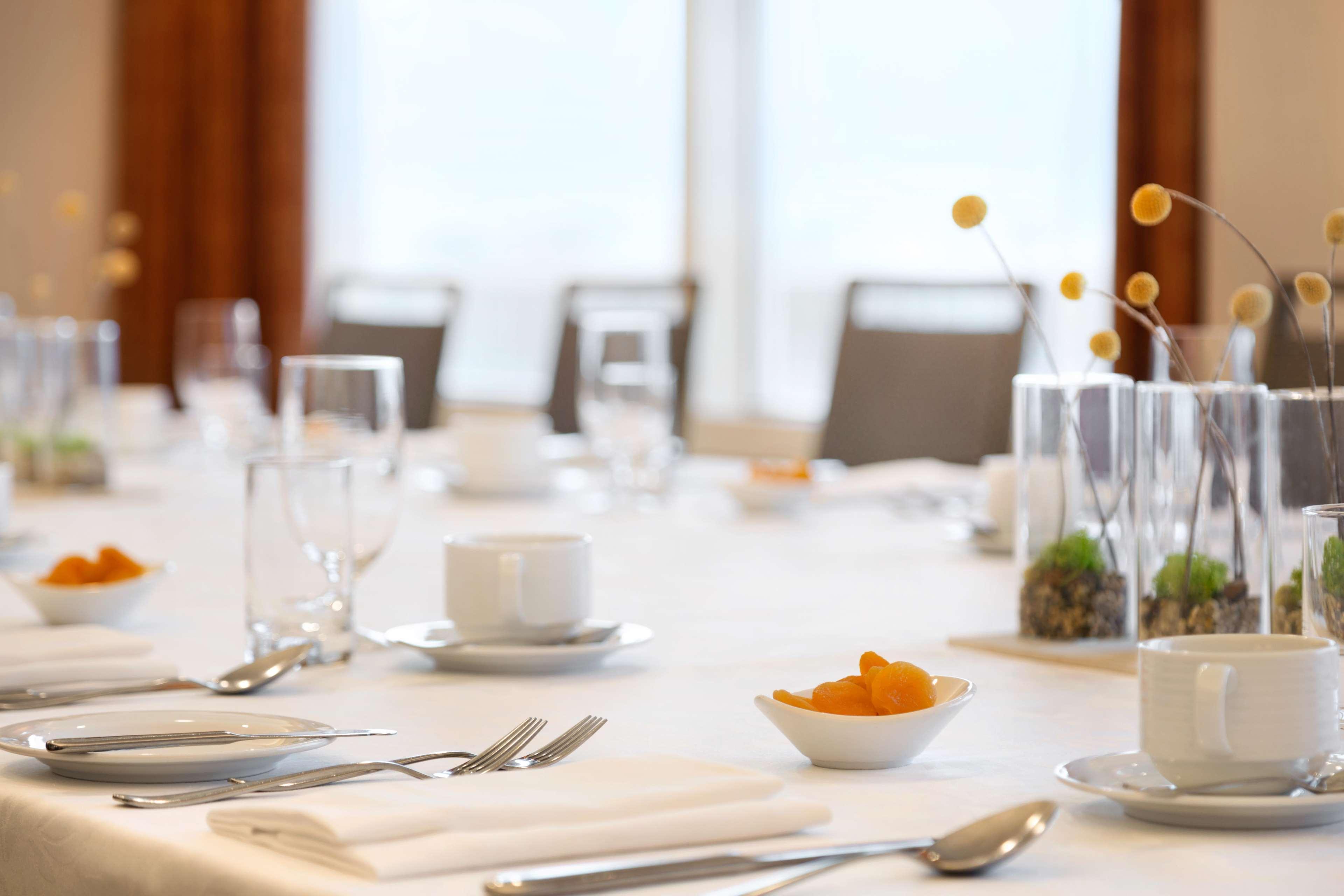 Fairmont Vancouver Airport In-Terminal Hotel Richmond Ngoại thất bức ảnh A table set for a formal meal