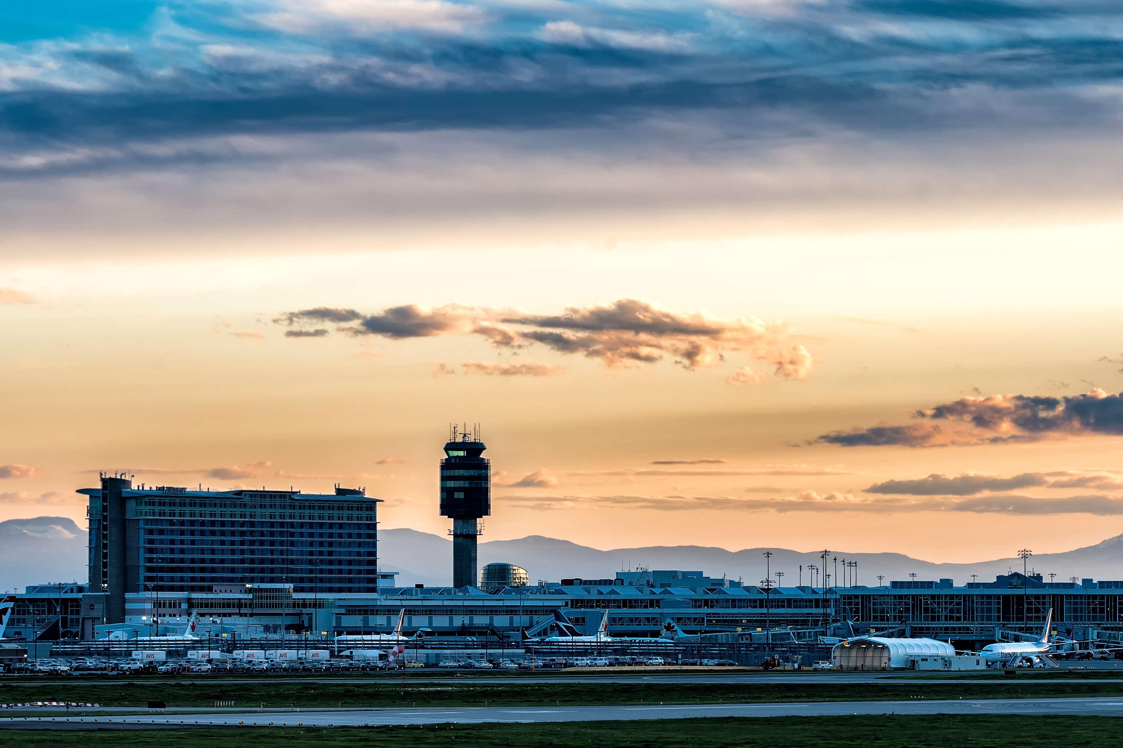 Fairmont Vancouver Airport In-Terminal Hotel Richmond Ngoại thất bức ảnh The control tower at Munich Airport