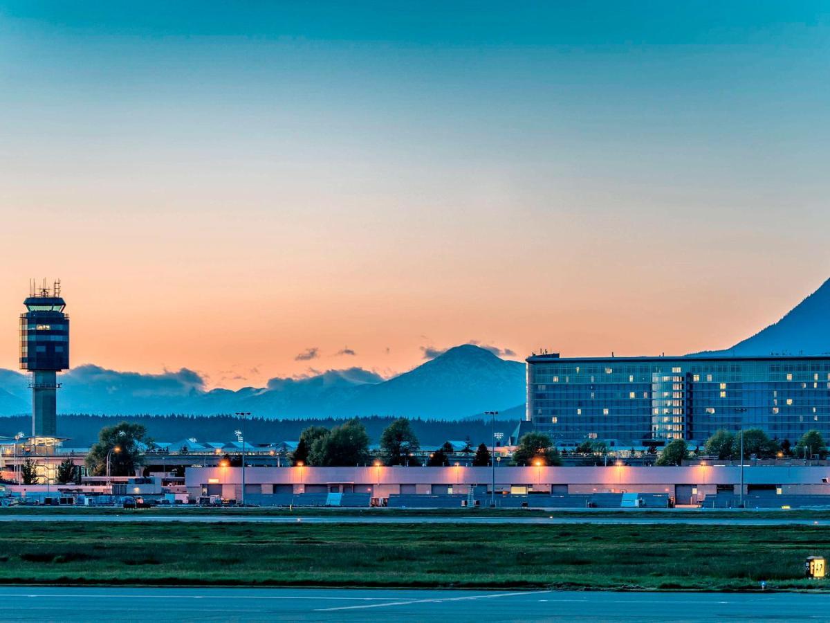 Fairmont Vancouver Airport In-Terminal Hotel Richmond Ngoại thất bức ảnh Control tower and hotel