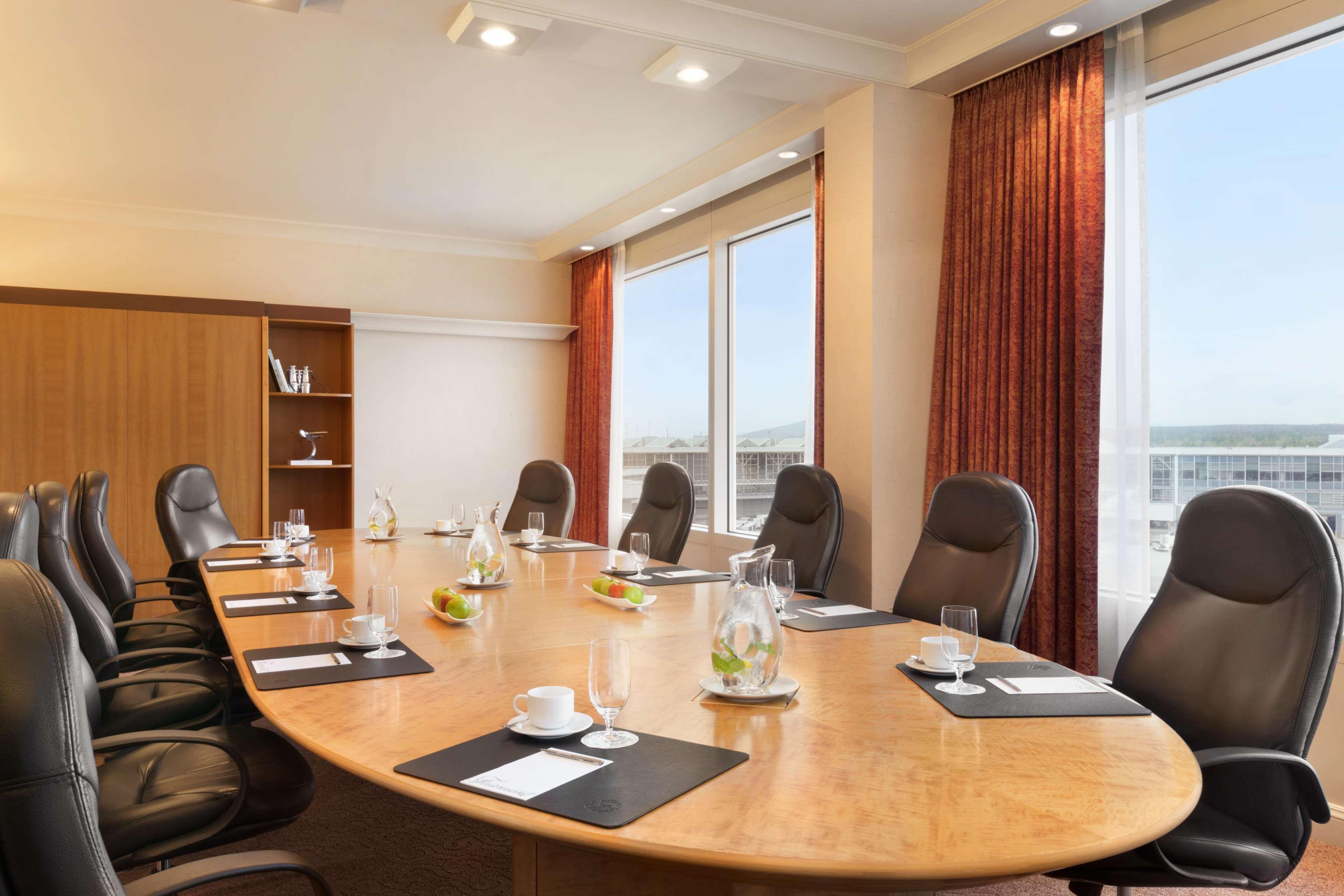 Fairmont Vancouver Airport In-Terminal Hotel Richmond Ngoại thất bức ảnh Boardroom
