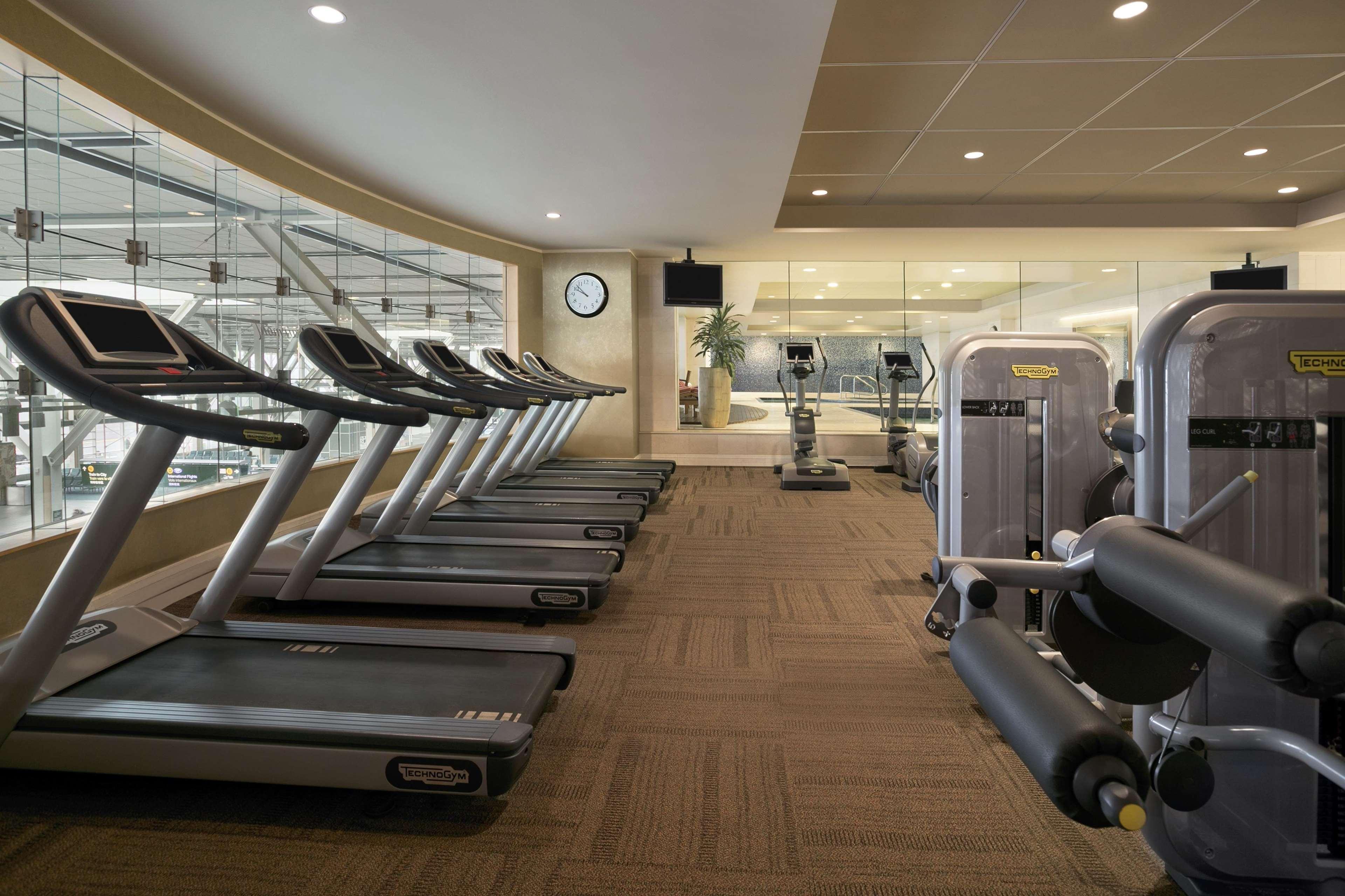 Fairmont Vancouver Airport In-Terminal Hotel Richmond Ngoại thất bức ảnh The gym at the Westin