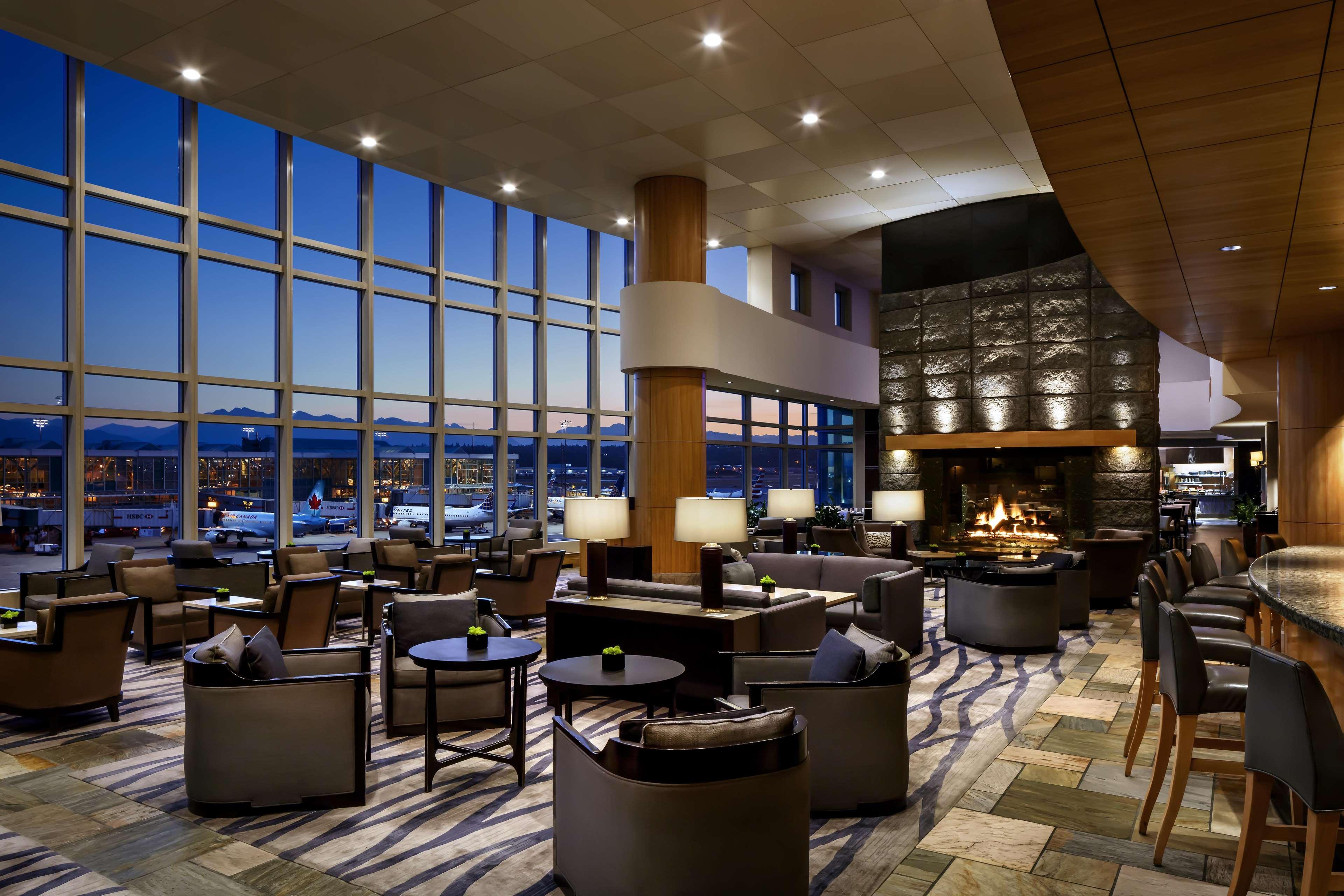 Fairmont Vancouver Airport In-Terminal Hotel Richmond Ngoại thất bức ảnh The lounge at the airport