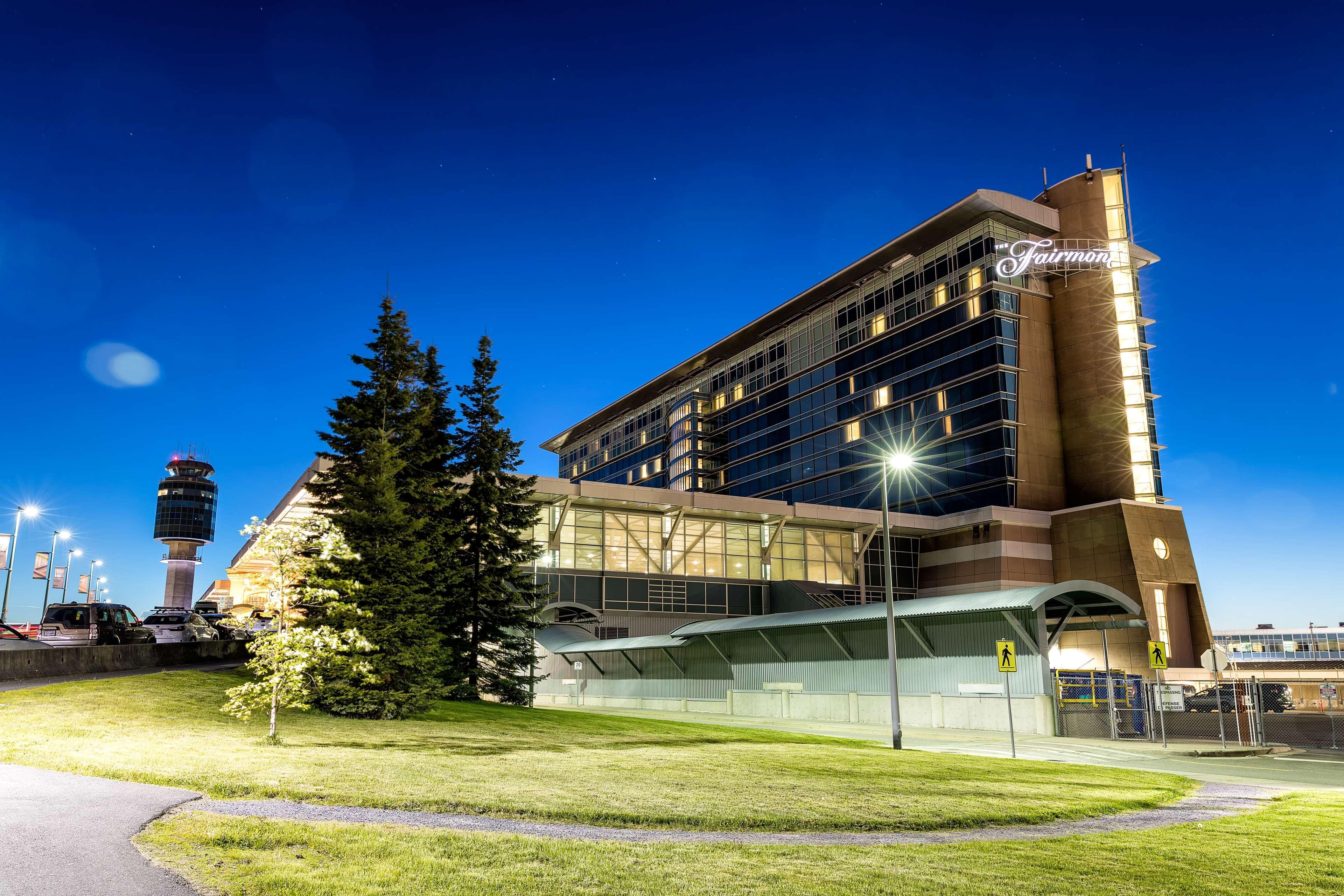 Fairmont Vancouver Airport In-Terminal Hotel Richmond Ngoại thất bức ảnh The terminal at night