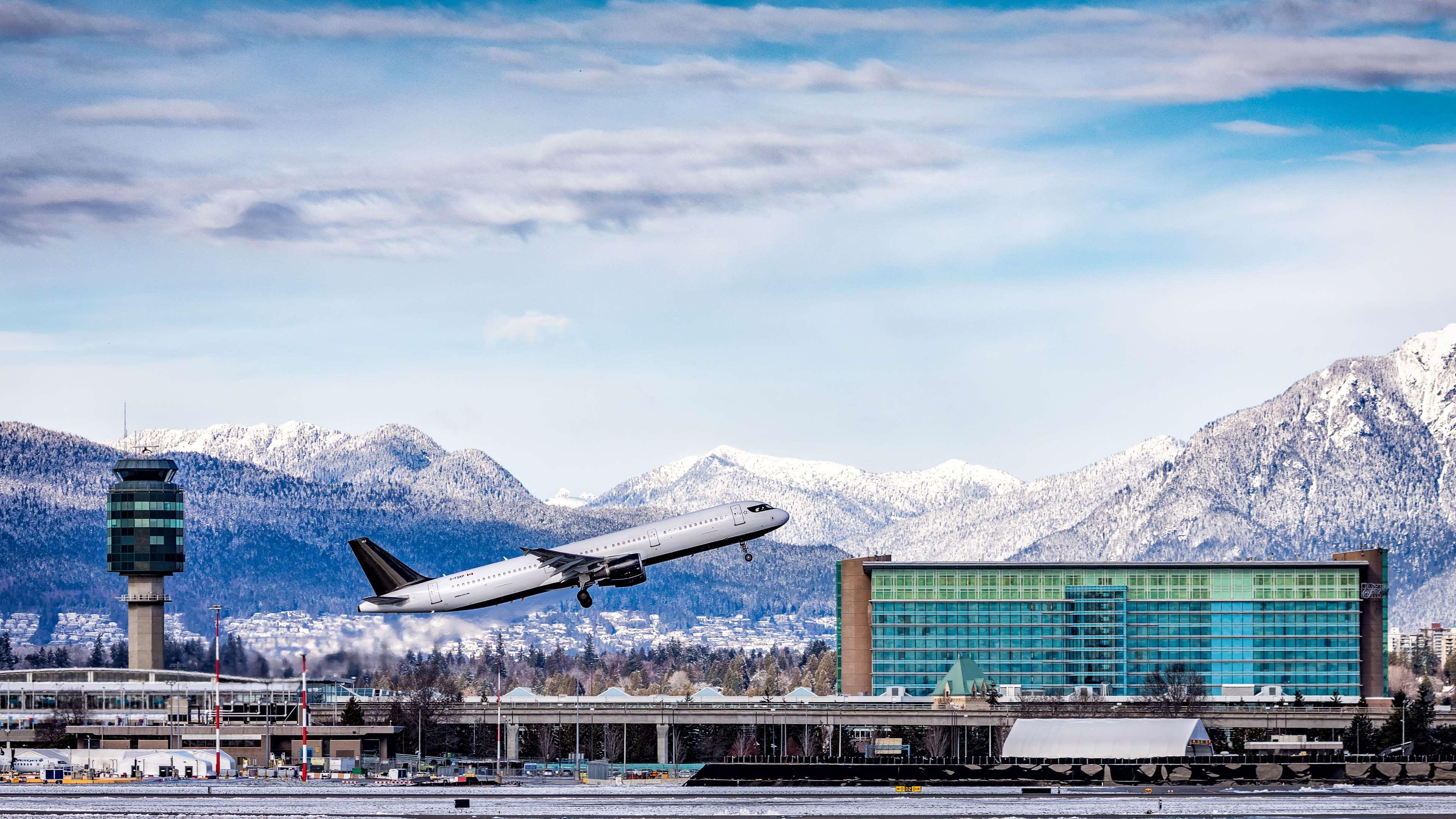 Fairmont Vancouver Airport In-Terminal Hotel Richmond Ngoại thất bức ảnh A Boeing 777-200ER landing at Vancouver International Airport