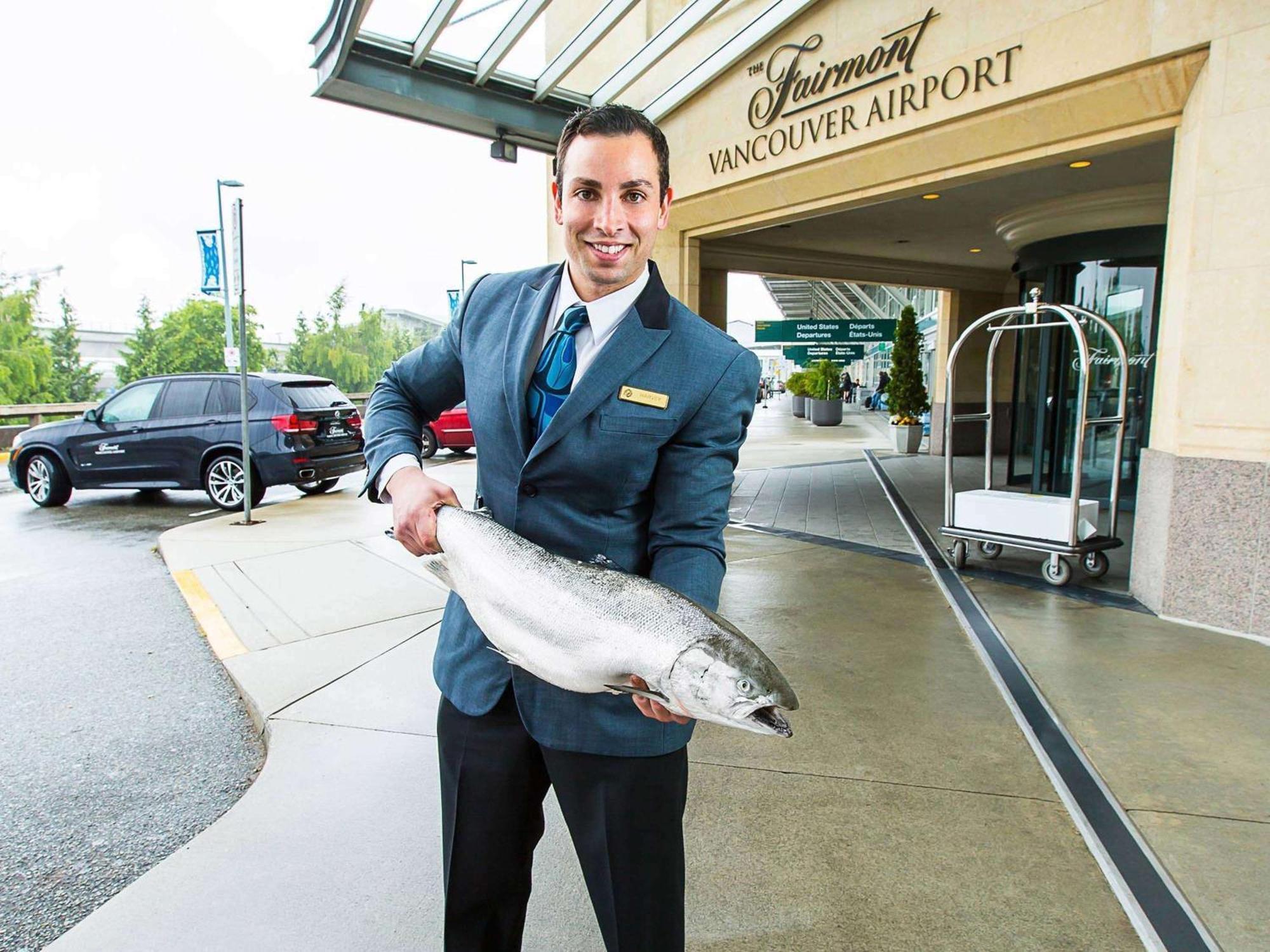 Fairmont Vancouver Airport In-Terminal Hotel Richmond Ngoại thất bức ảnh Concierge at Vancouver International Airport