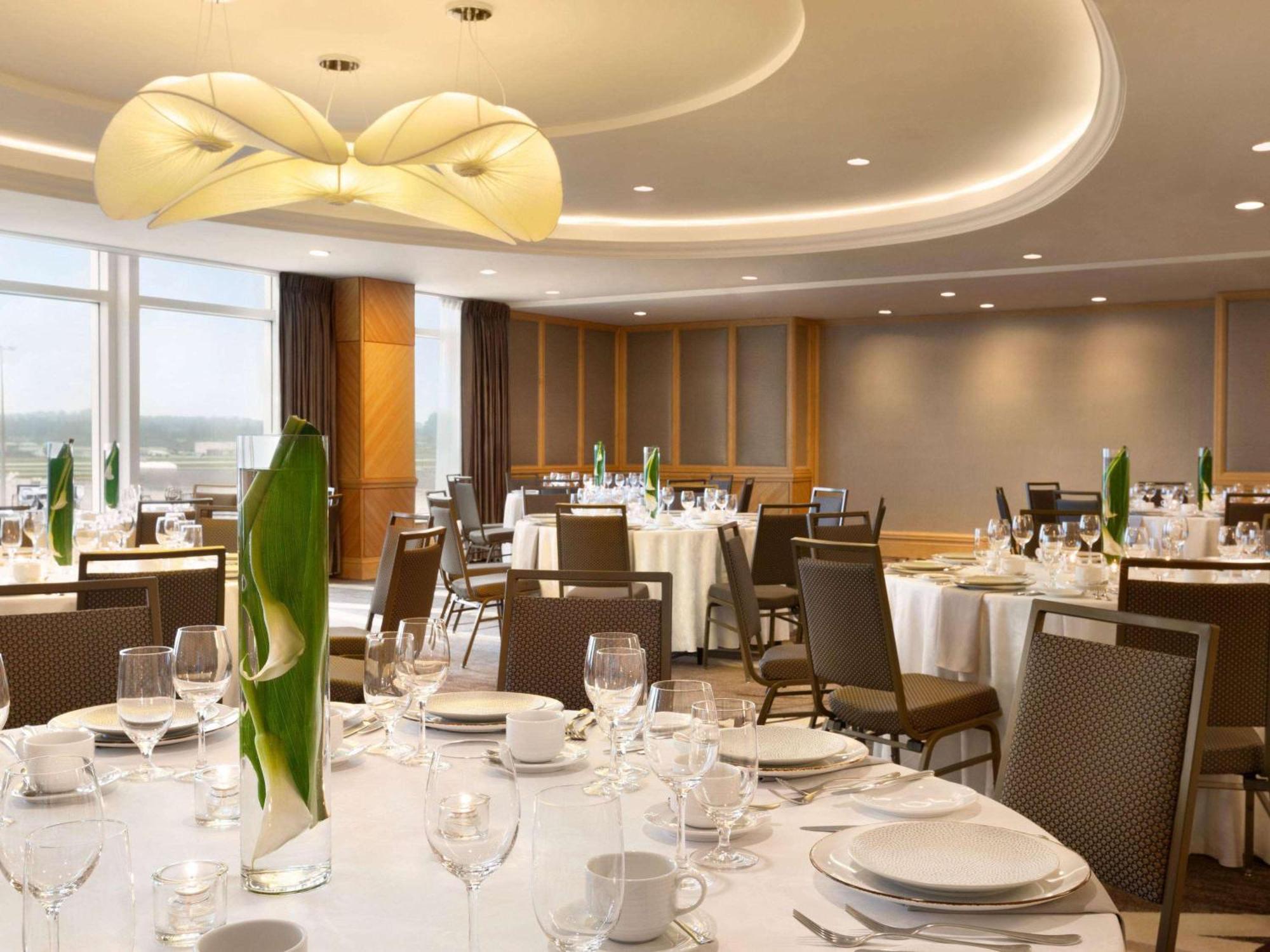 Fairmont Vancouver Airport In-Terminal Hotel Richmond Ngoại thất bức ảnh The Club at Ben Gurion Airport
