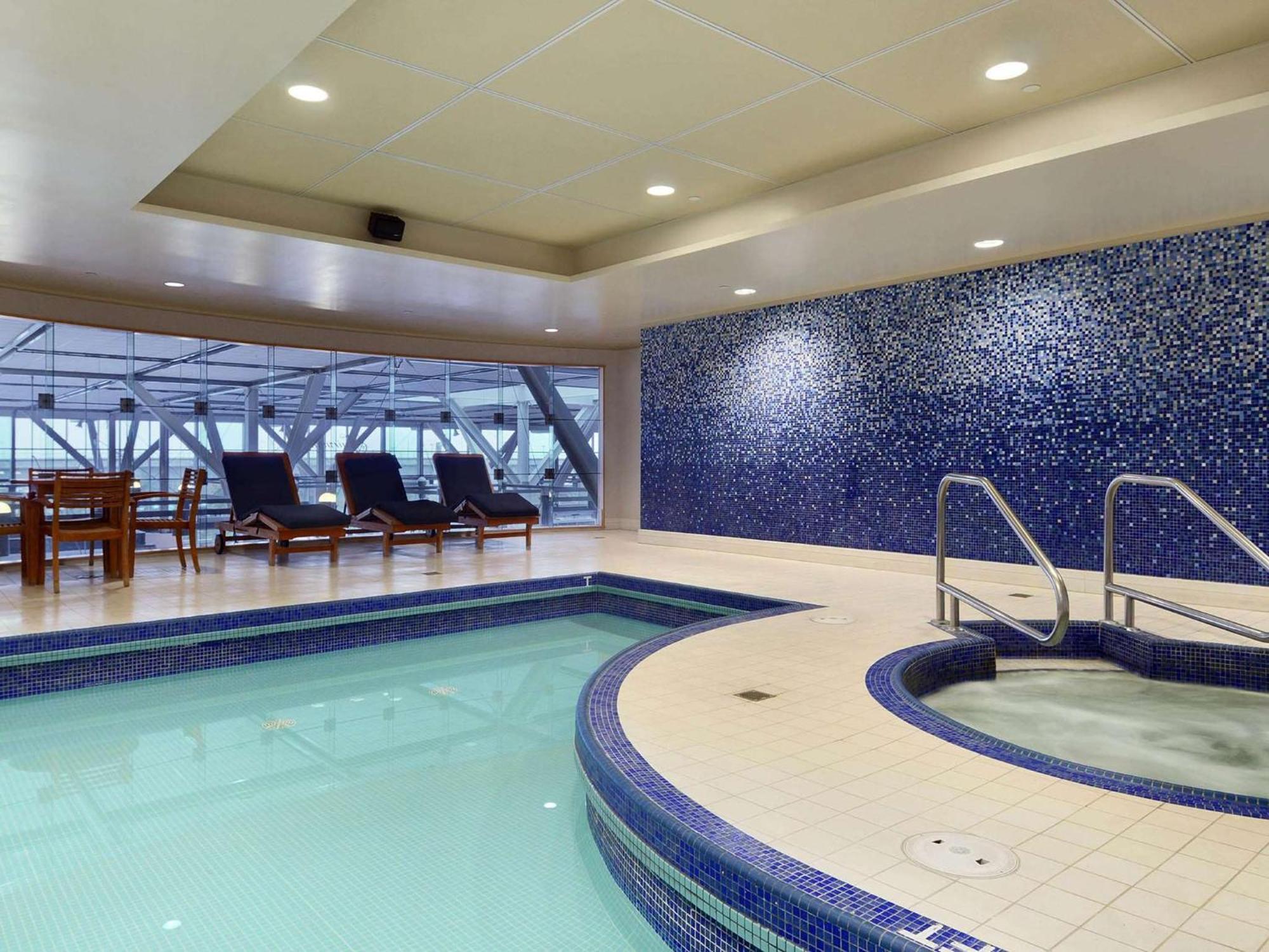 Fairmont Vancouver Airport In-Terminal Hotel Richmond Ngoại thất bức ảnh The pool at the Sky Bar