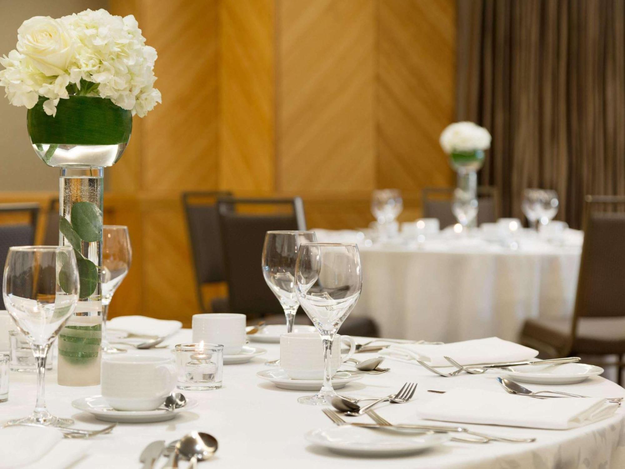 Fairmont Vancouver Airport In-Terminal Hotel Richmond Ngoại thất bức ảnh A table set for a formal dinner