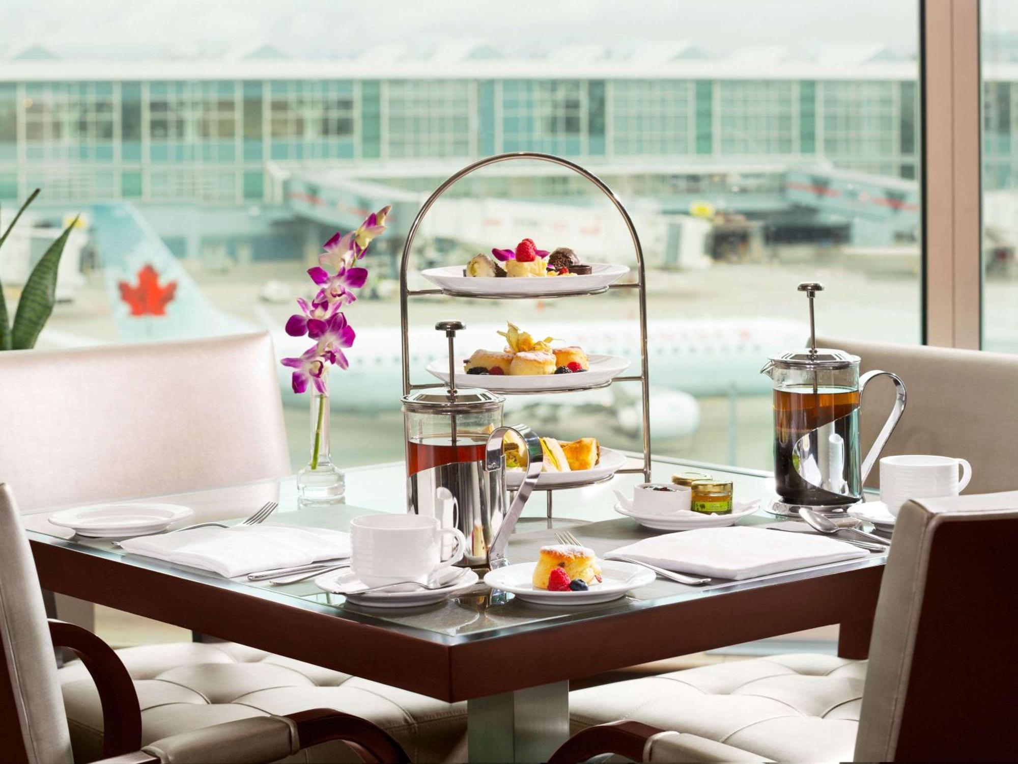 Fairmont Vancouver Airport In-Terminal Hotel Richmond Ngoại thất bức ảnh Afternoon tea at the airport