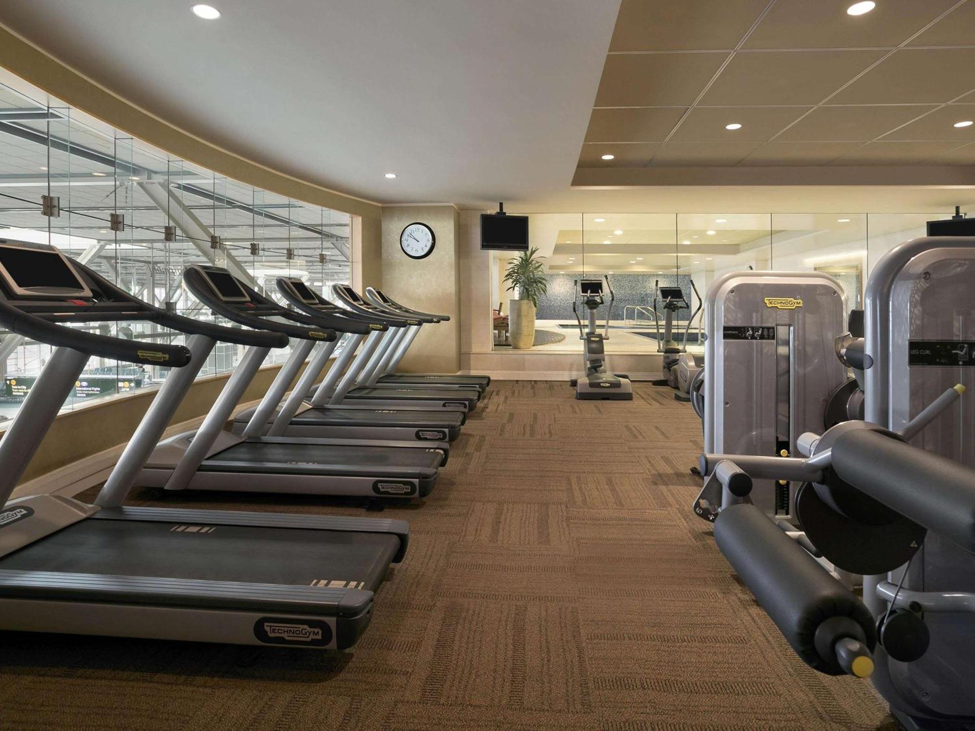 Fairmont Vancouver Airport In-Terminal Hotel Richmond Ngoại thất bức ảnh The gym at the Westin