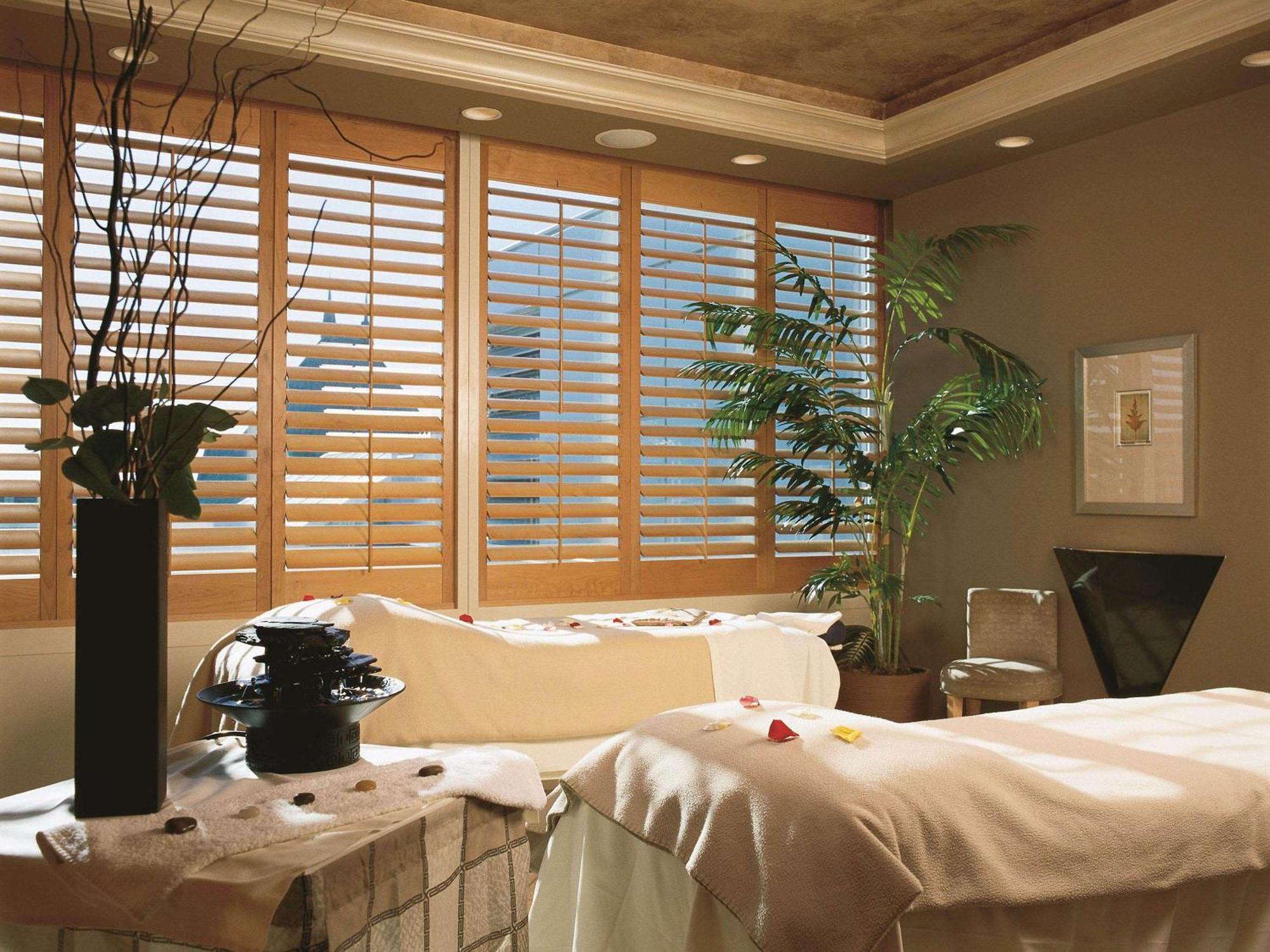 Fairmont Vancouver Airport In-Terminal Hotel Richmond Ngoại thất bức ảnh A spa treatment room