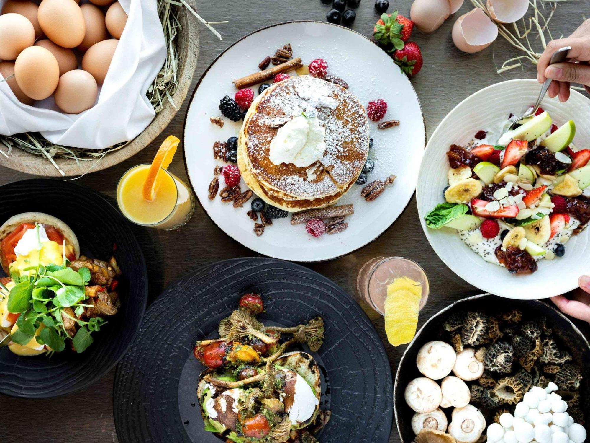 Fairmont Vancouver Airport In-Terminal Hotel Richmond Ngoại thất bức ảnh A selection of breakfast items