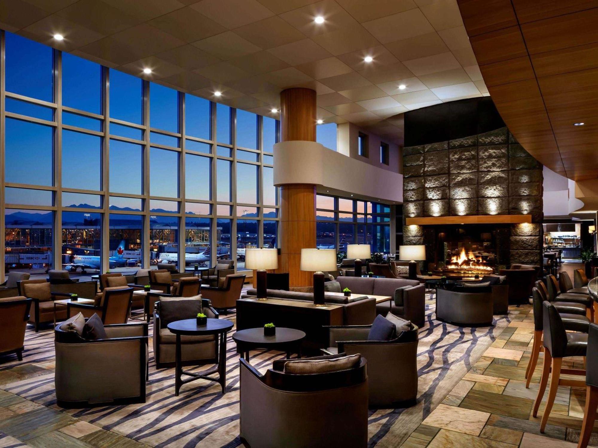 Fairmont Vancouver Airport In-Terminal Hotel Richmond Ngoại thất bức ảnh The lounge at the airport