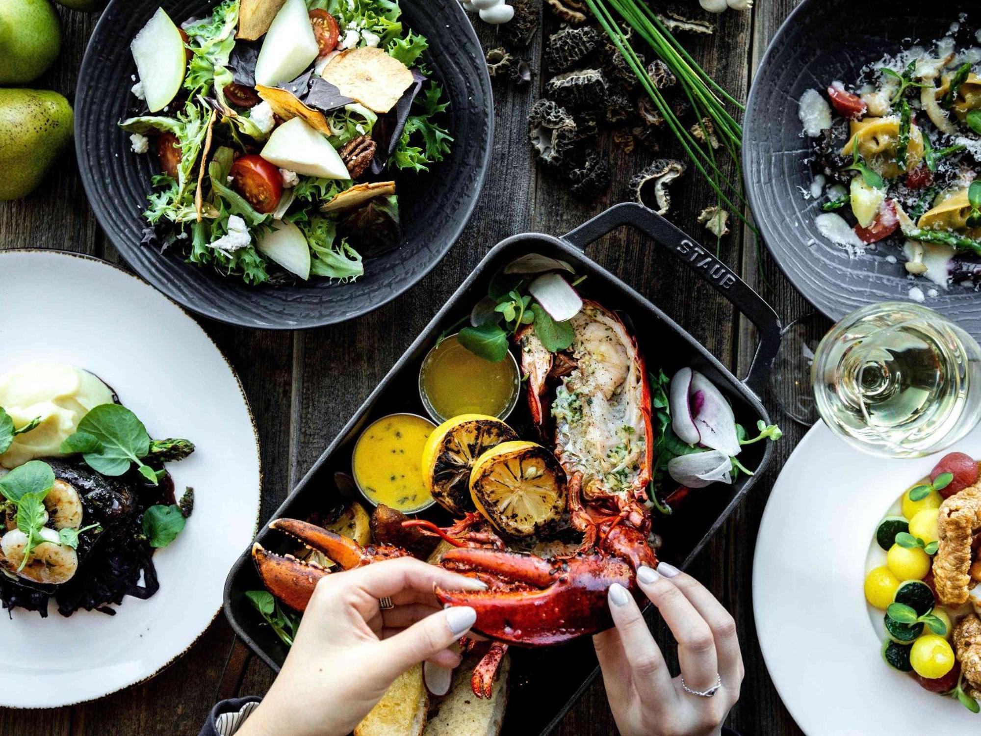 Fairmont Vancouver Airport In-Terminal Hotel Richmond Ngoại thất bức ảnh A lobster dinner