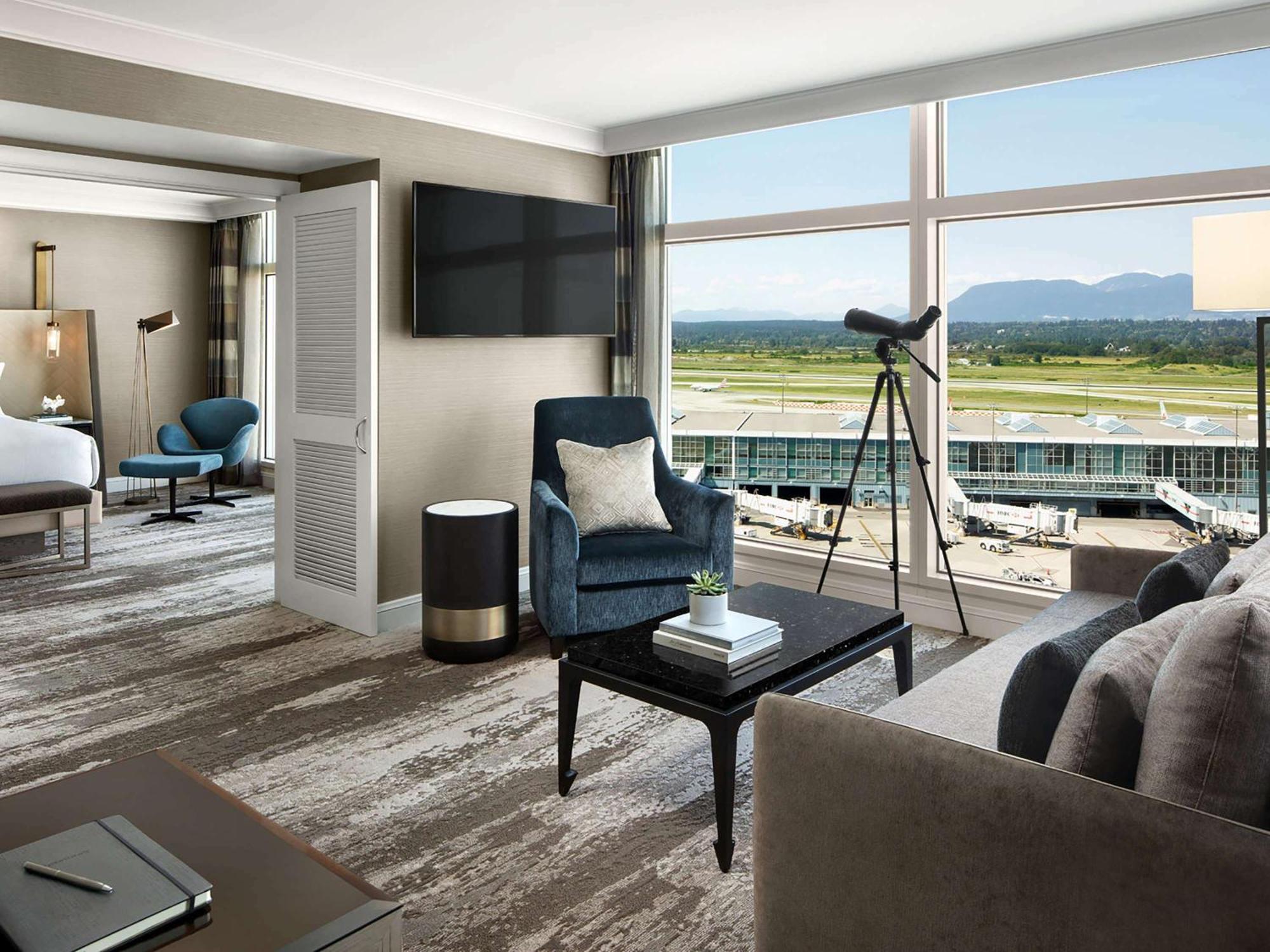 Fairmont Vancouver Airport In-Terminal Hotel Richmond Ngoại thất bức ảnh A suite at the hotel