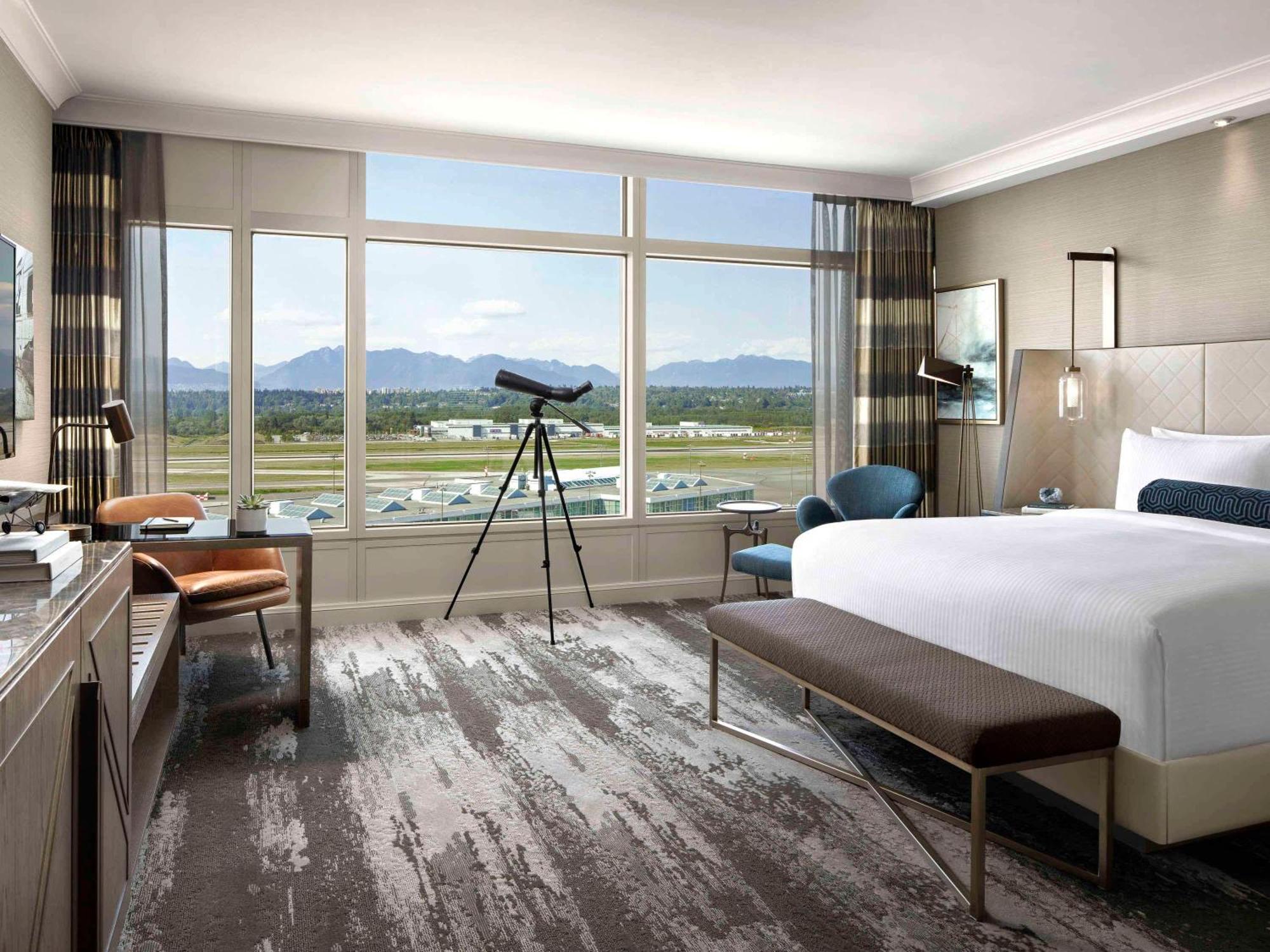 Fairmont Vancouver Airport In-Terminal Hotel Richmond Ngoại thất bức ảnh A guest room at the new hotel