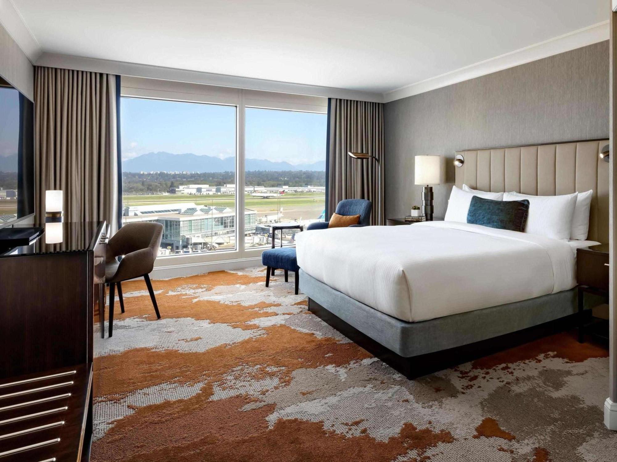 Fairmont Vancouver Airport In-Terminal Hotel Richmond Ngoại thất bức ảnh A guest room at the hotel