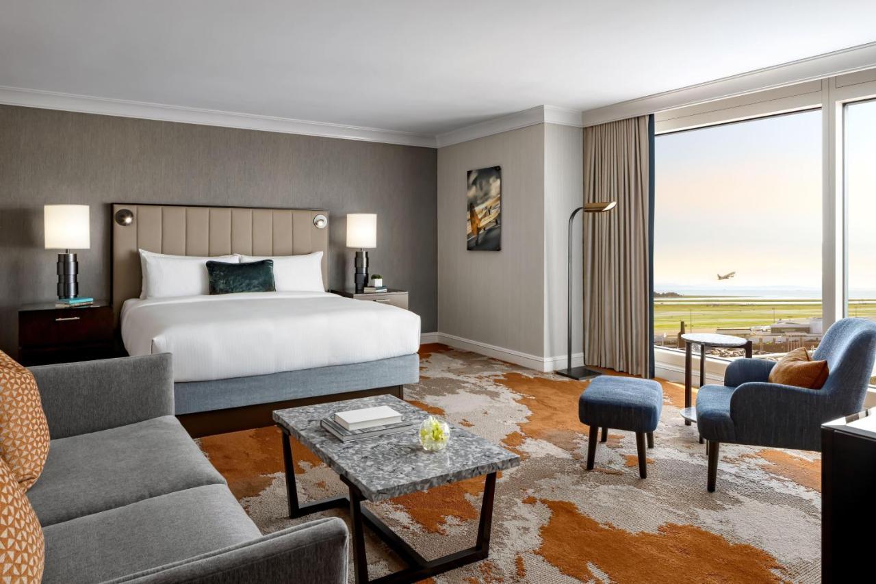 Fairmont Vancouver Airport In-Terminal Hotel Richmond Ngoại thất bức ảnh A guest room at the Four Seasons Hotel